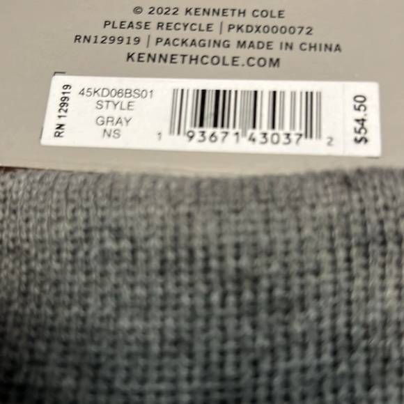 Kenneth Cole Reaction hat and scarf set - Picture 4 of 4